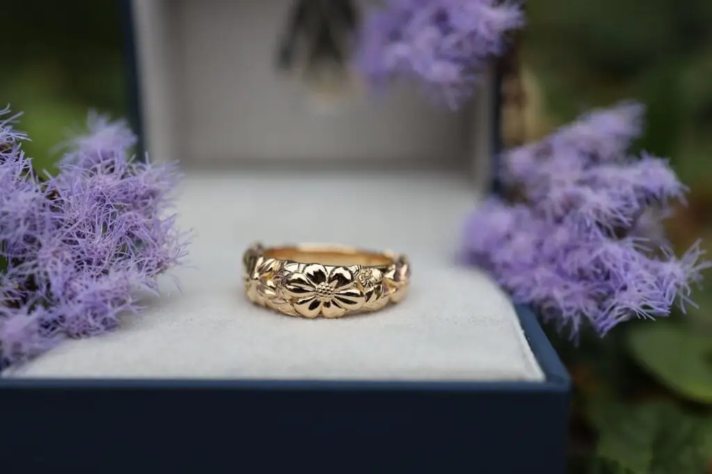 Minimal height, maximum wear: low-profile setting.