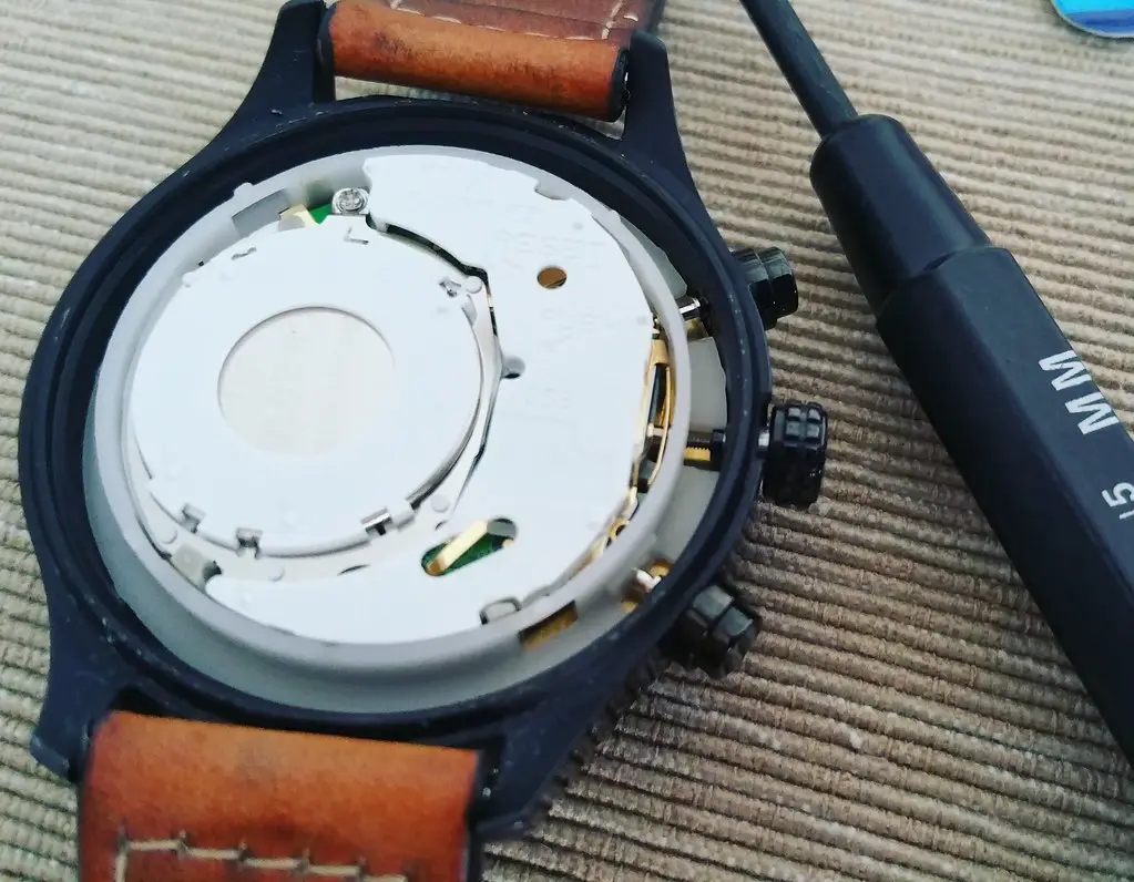 back of quartz watch
