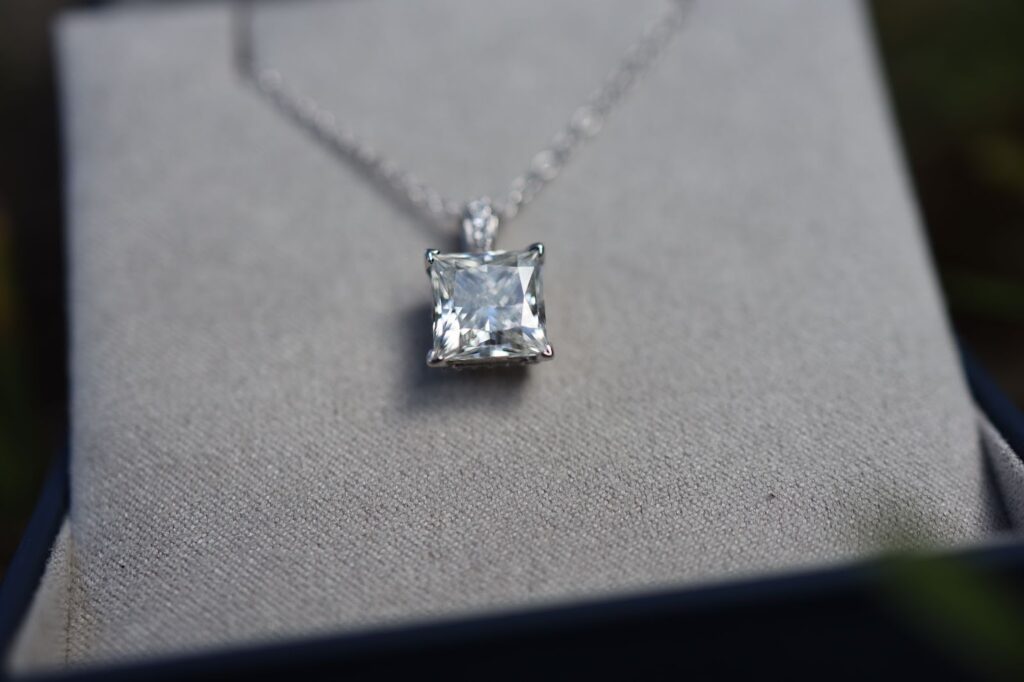 Pendant with lab-grown diamond.