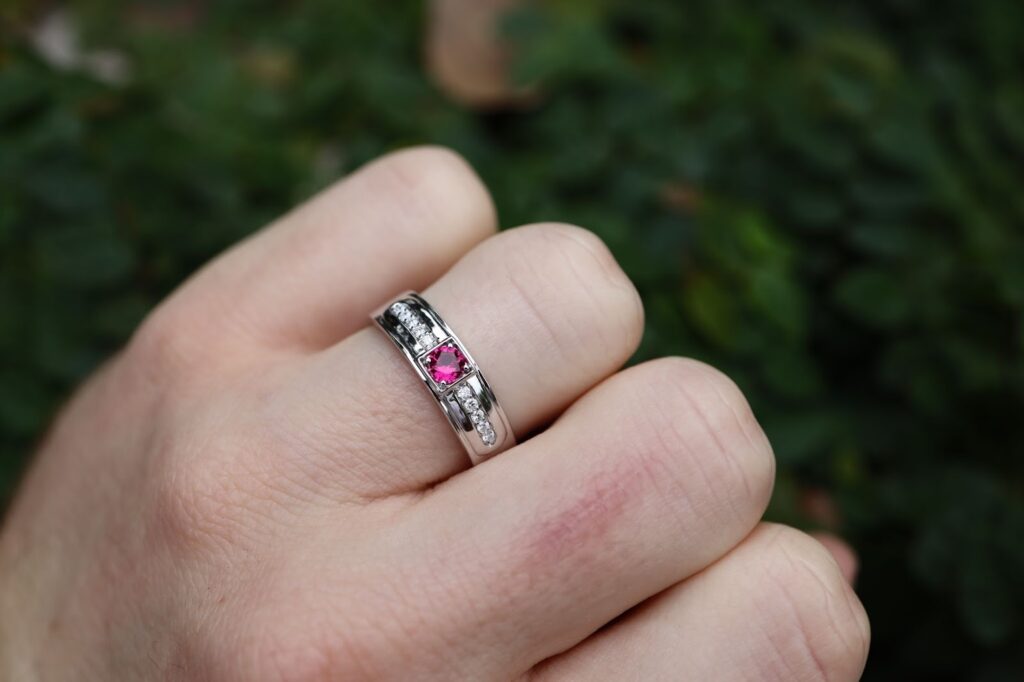 White gold ring, with rhodium plating.
