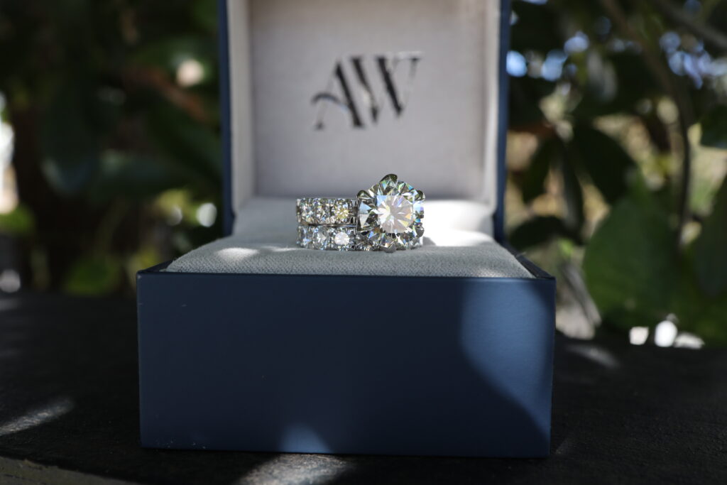 Classic elegance with a round diamond.
