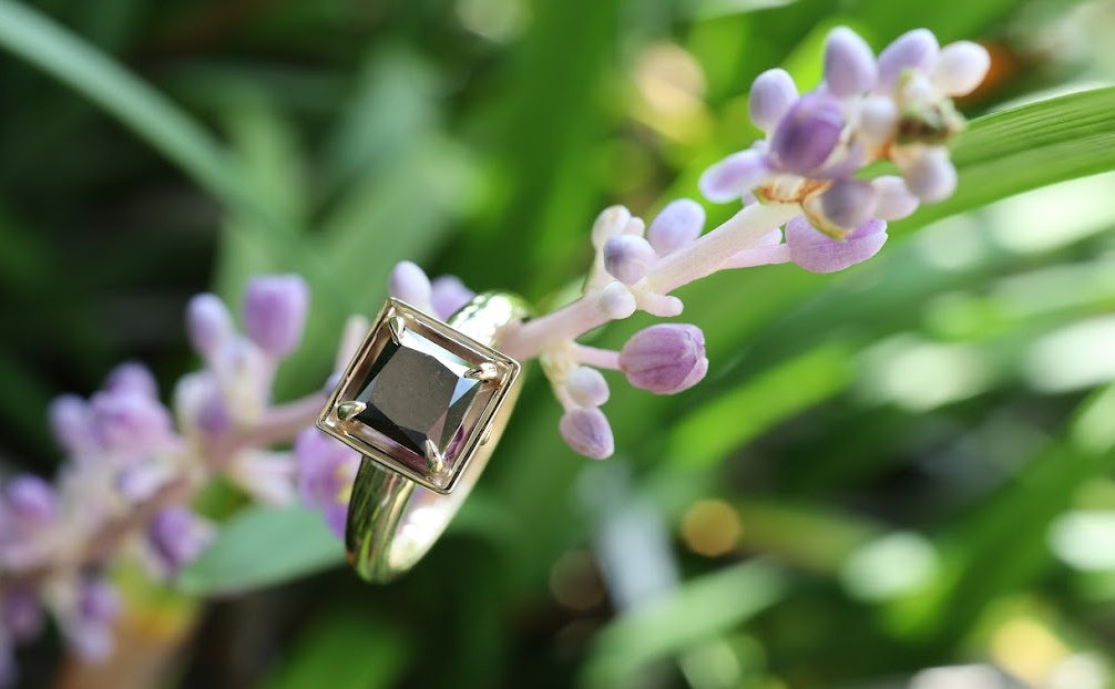 Bespoke fine jewelry, quietly honoring your daily promises.