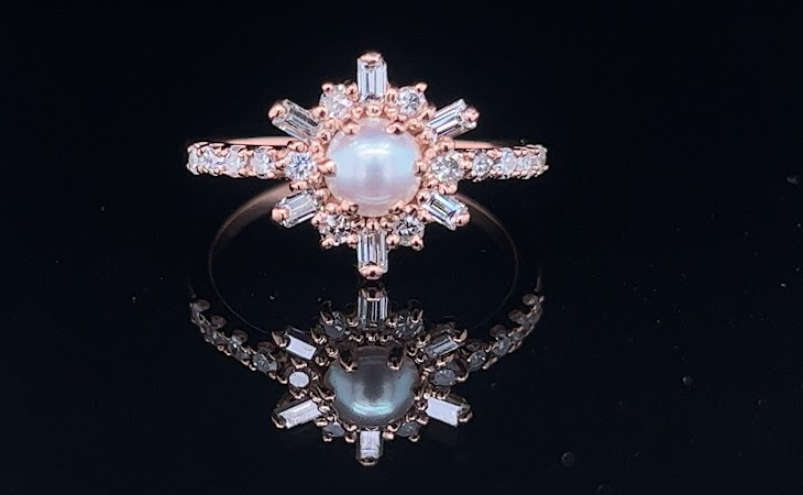 Timeless halo setting, poised proportion.
