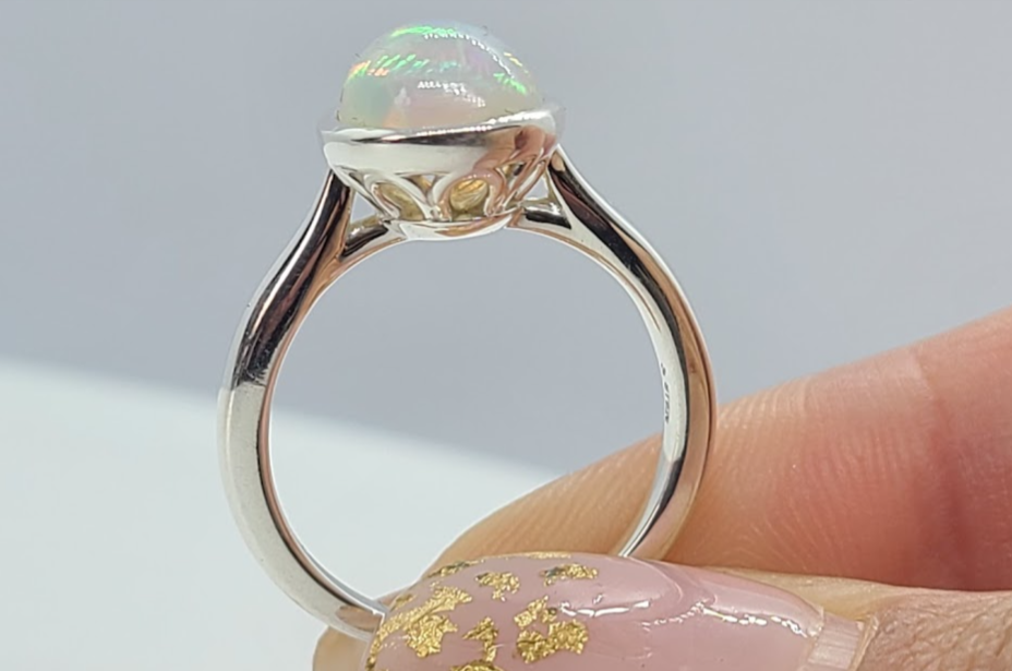 Refined halo setting, balanced brilliance.
