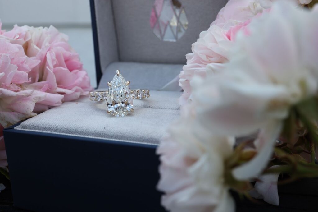 Graceful cathedral setting for secure everyday elegance.
