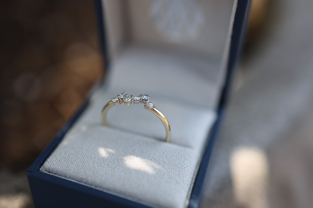 Custom ring settings where promises endure.
