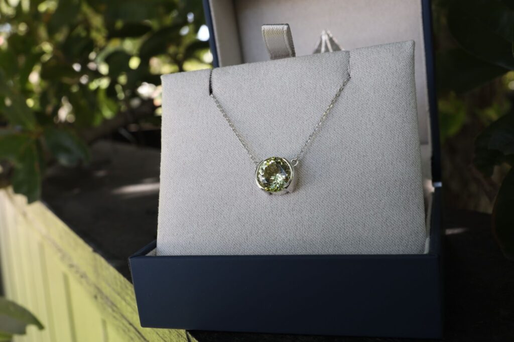 Clasp-less style, seamless everyday wear.