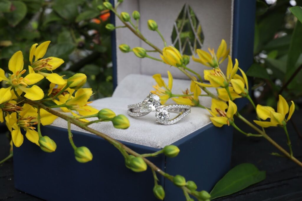 Contour Wedding Band reduces metal-on-metal wear.