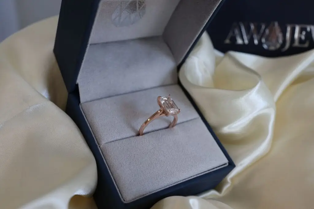 Snagging tells you worn prongs need attention.