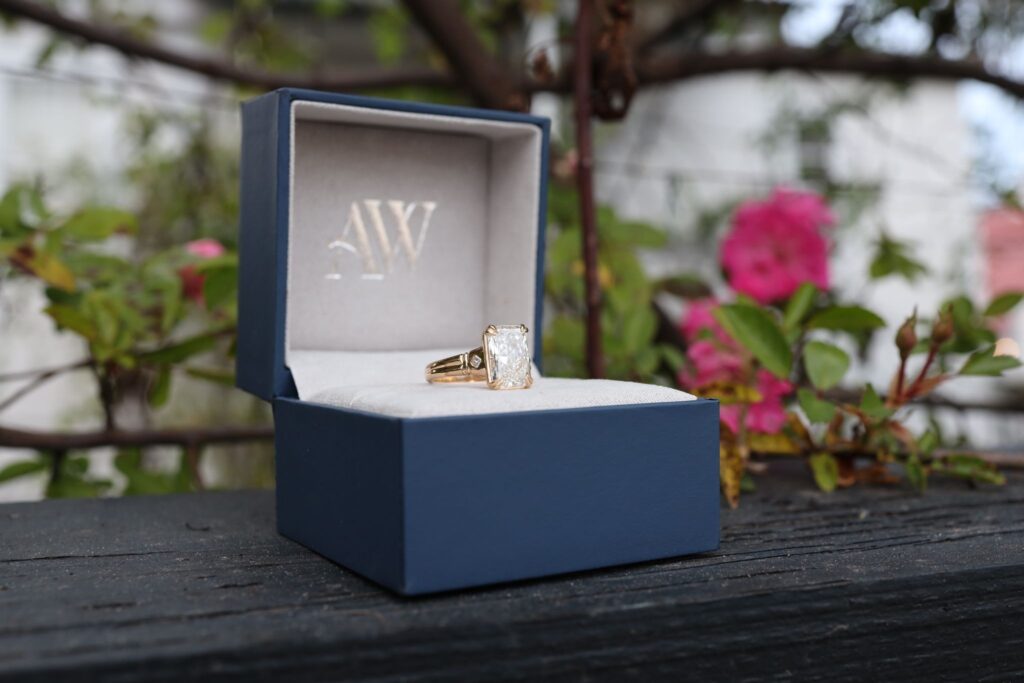 Sort jewelry to separate gold and silver