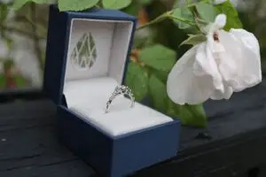 Smart engagement ring budget for timeless design