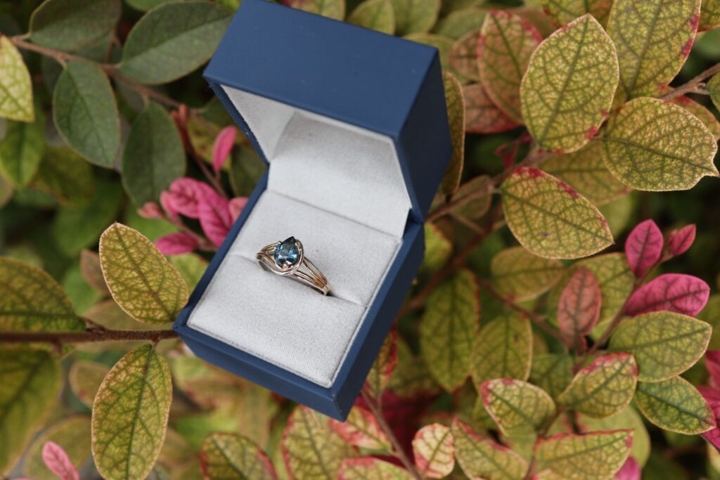 Design your dream custom ring design now.