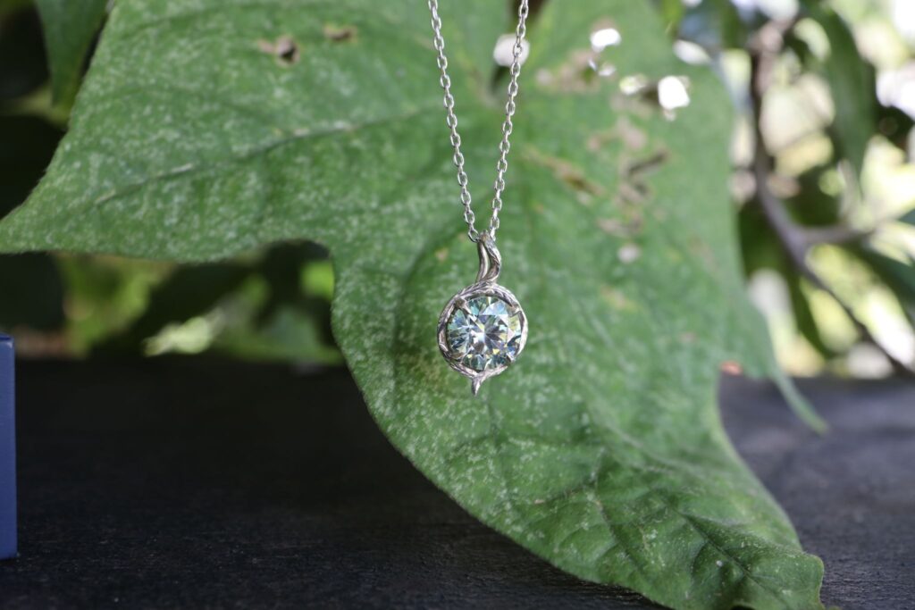 Choose a pendant for graceful daily wear