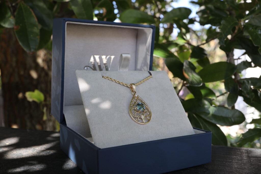 Refined diamond pendant